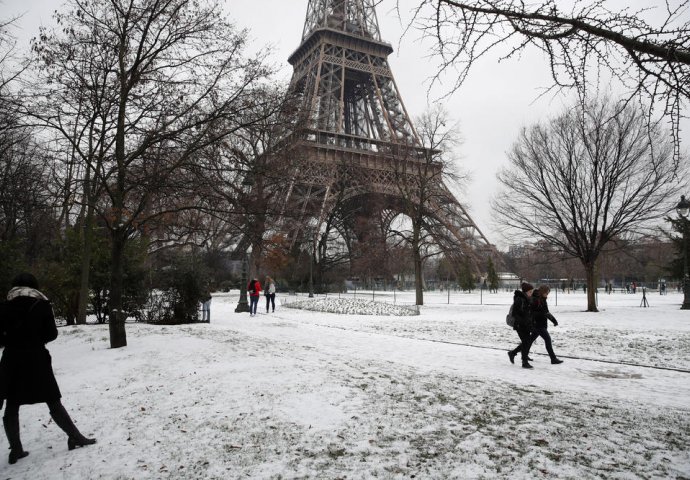 U PARIZU HAOS ZBOG SNIJEGA: Zatvorena Ajfelova kula, saobraćaj u zastoju, a sve zbog 5 cm bijelog pokrivača! (FOTO)