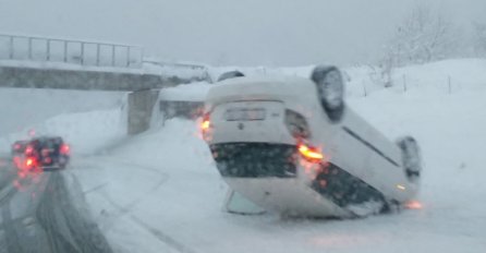 U saobraćajnoj nesreći kod Osijeka poginula 17-godišnjakinja, a njena sestra teže povrijeđena