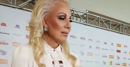 FANOVI U NEVJERICI, BRENA USLIKANA KAKO LEŽI U PARKU: "Ovo nije moguće" 