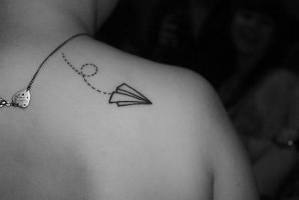 tatouage-omoplate-epaule-femme-papier-avion-pointille-s-minimaliste-tattoo