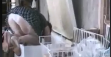 NOVI HIT NA INTERNETU: Žena pokušala da očisti ZAMRZIVAČ, pa se OSRAMOTILA, SAD BI NAJRADIJE U ZEMLJU PROPALA! (VIDEO)