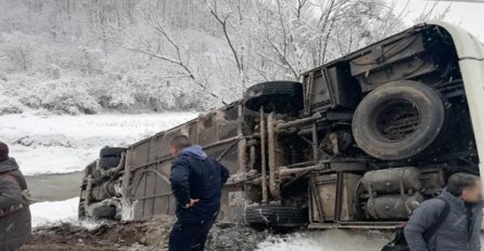 HOROR, PREVRNUO SE AUTOBUS KOJI JE PREVOZIO RADNIKE: Hitna juri ka licu mjesta, IMA POVRIJEĐENIH!