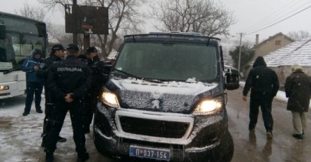 SRBIJA NA NOGAMA, IZDATA HITNA NAREDBA: Policija na licu mjesta, smješta ljude u kombije, evo šta ih čeka 