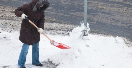 NE ČEKAJTE DA VAS ZATRPA SNIJEG: Ovaj sjajan trik sa lopatom olakšat će čišćenje snijega i to VIŠESTRUKO