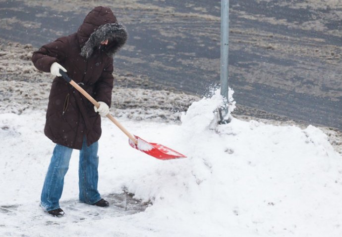 NE ČEKAJTE DA VAS ZATRPA SNIJEG: Ovaj sjajan trik sa lopatom olakšat će čišćenje snijega i to VIŠESTRUKO