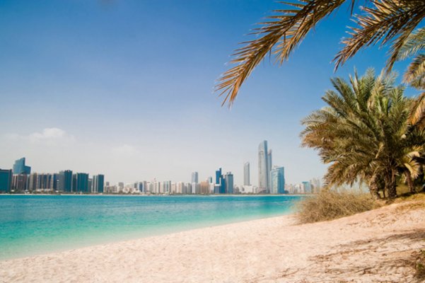 long-term-travel-dubai-beach-1038x690