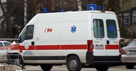 STRAVIČNA NESREĆA: Taksi pokosio dvije žene pa se zabio u kuću, policija na terenu 