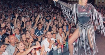 Brena u Australiji raširila ovu zastavu i publiku bacila u trans: A kad se pojavio specijalni gost, ljudi nisu prestajali da VRIŠTE (FOTO)