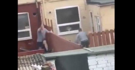 OVAKAV SUKOB KOMŠIJA JOŠ NISTE VIDJELI: Susjeda je gađao LETVOM, a kad je ovaj uzvratio nastao je PAKAO (VIDEO)
