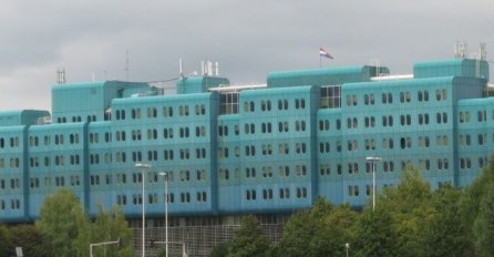 PONOVO NAPAD NA ZDRAVSTVENE RADNIKE: Mladić POLUDIO u bolnici, napao uposlenike, a zatim vatrogasnim aparatom razbio vrata!