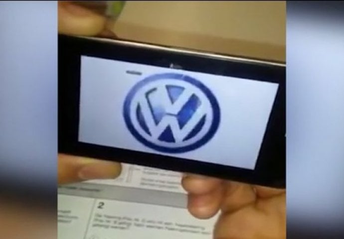 Zarotirao je znak VOLKSWAGENA na mobitelu i ŠOKIRAO JAVNOST: Kako je ovo moguće? (VIDEO)