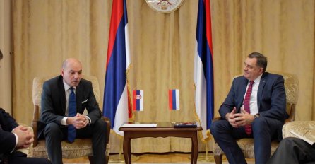Dodik srbijanskom ambasadoru uručio zvaničan poziv Vučiću da posjeti BiH