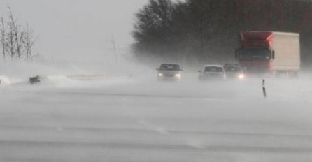 STRAŠNA OLUJA U REGIONU: Zbog jakog vjetra kamion sletio s puta, šleper se prevrnuo, sniježni smetovi blokirali su puteve (FOTO)