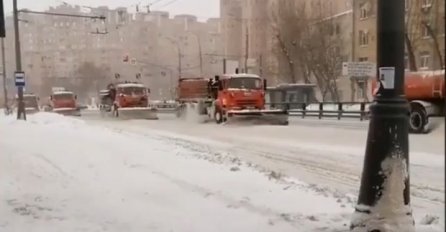 DA LI ĆE BiH ikad' ovo doživjeti? Pogledajte kako se čisti snijeg na ulicama u Moskvi (VIDEO) 