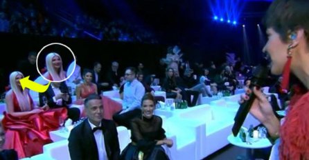 JELENA SE NA NASTUPU POJAVILA U RASKOŠNOJ CRVENOJ HALJINI, A ON JE ODMAH SJEDIO PORED NJE: Svi su gledali u njih (FOTO)