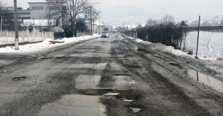 SRAMOTA: Zenički putevi imaju više rupa nego asfalta!
