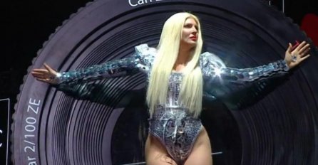 DO SADA NEVIĐENO! Nova pjesma Jelene Karleuše oduvala sve: Porukom sa početka nastupa naježila Arenu