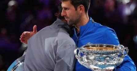 NOVAK PROBLIJEDIO, KAMERE SLUČAJNO USLIKALE: Pogledajte gdje je NADAL STAVIO RUKU Novaku! (FOTO)