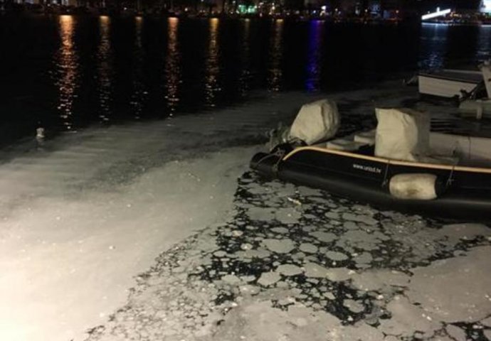 HRVATSKA U ŠOKU, MORE NOĆAS POBIJELILO: Užasno smrdi, PRIZOR JE ZASTRAŠUJUĆI (FOTO)