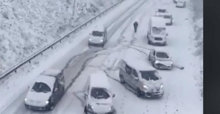 SNIJEG ZAROBIO NA STOTINE VOZAČA, NI SLUČAJNO NE KREĆITE NA PUT: Prizori su potresni, OVO SE JOŠ NIJE DESILO (FOTO)