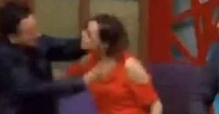 NEVIĐENI SKANDAL, POLITIČAR NA SILU POKUŠAO DA POLJUBI VODITELJICU: Ona mu se otimala svim snagama, CIJELA ZEMLJA NA NOGAMA! (VIDEO)