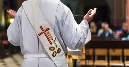 Hrvatski đakon silovao curicu, neće u zatvor: Smijao se nakon izlaska sa suda