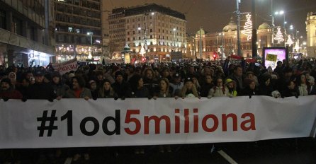 TRENUTNO JE OPASNO KRETATI SE ULICAMA BEOGRADA! Vješala na protestima, motorne testere, a sad i ovo oružje! (FOTO)
