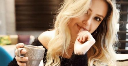 "Otišao mi muž na službeni put i kaže ne zna hoće se vratiti do navečer ili će ostati prespavati, ovisi kad završe s poslom. Već se približava večer, vidim ja, neće se vratiti..."