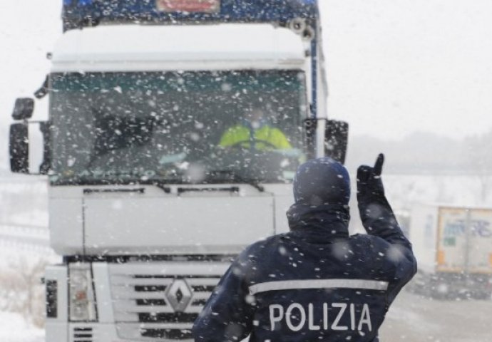 NEZAPAMĆENO NEVRIJEME: Hiljade automobila zaglavljeno u snijegu, evakuirano 200 ljudi, satima su se smrzavali!(FOTO) 