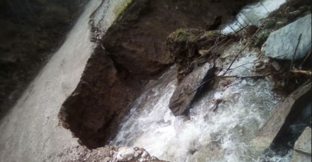 PANIKA GRAĐANA: Vodena bujica odnijela put, obustavljen saobraćaj, ugrožena škola, LJUDI U STRAHU