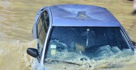 ALARMANTNO STANJE U CIJELOJ BIH: Poplavljene kuće, ceste i automobili