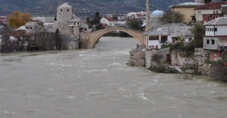 OGROMNA KIŠA IZAZVALA PROBLEME U MOSTARU: Vodena bujica blokirala brojne prilaze 
