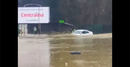 Luda snimka vozča iz potopljene Busovače: Pogledajte kako autom "pluta" (VIDEO)
