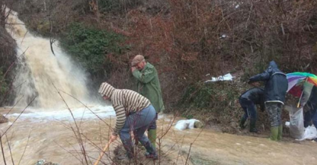 Izlila se Pliva na putu Mrkonjić Grad-Jajce, saobraćaj se odvija jednom trakom