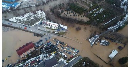 UŽASNE SCENE NAKON POPLAVA U BiH: Ljudi cijelu noć izbacali vodu iz kuća, prizori snimljeni iz zraka su SABLASNI (FOTO)