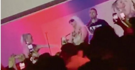 ŠOK NA NASTUPU NAKON SKANDALA, SKANDIRALI JELENI DA POKAŽE MLADEŽ: Nije mogla izdržati, a onda su svi zaprepašteno pogledali u nju