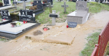 UŽASNI PRIZORI: Poplavilo katoličko groblje i muslimansko mezarje
