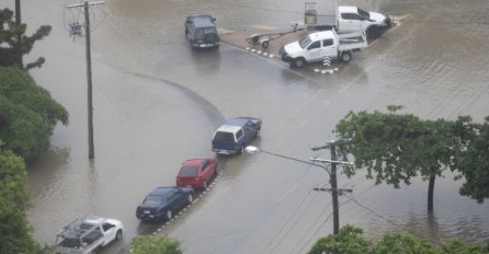 Katastrofalne poplave pogodile zemlju: Na ulicama se pojavile zmije,  ljudi prisiljeni na evakuaciju (VIDEO)
