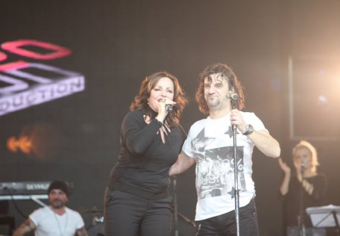 ACA LUKAS POSLAO PORUKU ANI BEKUTI, A ONDA ONA OBJAVILA DA SVI VIDE ŠTA JOJ JE NAPISAO: "Kako te samo nije stid?" (FOTO)