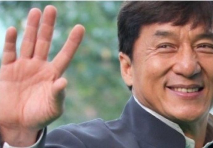 IZDALA GA SNAGA : Pogledajte kako danas izgleda legendarni glumac Jackie Chan, neprepoznatljiv je (FOTO)