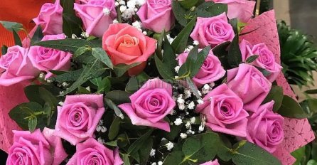 ČULA JE DA JOJ NEKO ZVONI NA VRATA: Pomislila je da joj je muž poslao cvijeće, a kada je pročitala posvetu SKAMENILA SE (FOTO)