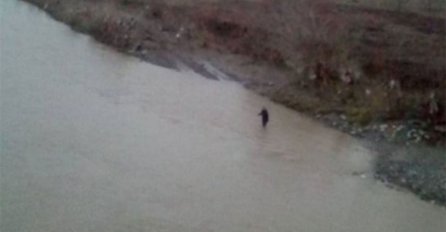 OBJAVLJENI DRAMATIČNI SNIMCI UTAPANJA U RIJECI BOSNI: Žena ušla u rijeku i nestala (VIDEO) 