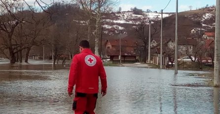 Crveni križ FBiH isporučio pomoć stanovništvu u poplavljenim područjima