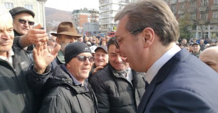 OVAKVA RADOST SE NE VIĐA, GRAĐANI ALEKSINCA DOČEKALI VUČIĆA: Svima je zapala za oko REAKCIJE OVE GOSPOĐE (FOTO) 