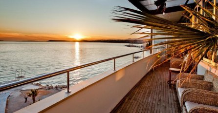 Priuštite si luksuzni smještaj i prepustite se uživanju u Podstrani!