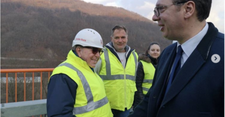 ČOVJEK U KAPUTU DOŠAO  NA KORIROD 10: Kada su radnici vidjeli da je to Aleksandar Vučić odmah su ovo uradili 