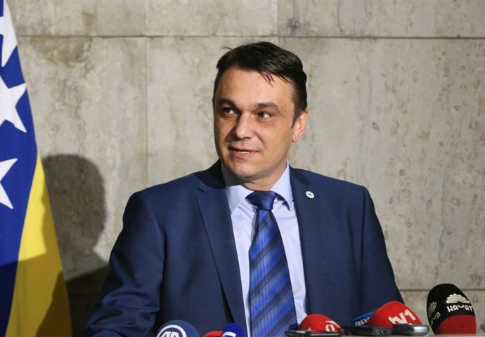 Političar Sadik Ahmetović je prvi doktor nauka na birou u Srebrenici
