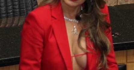 NA SJEDNICI SKUPŠTINE POJAVILA SE OVAKO OBUČENA: Muškarci su ZINULI kad su je vidjeli, A ONDA JE NASTAO HAOS! (FOTO)