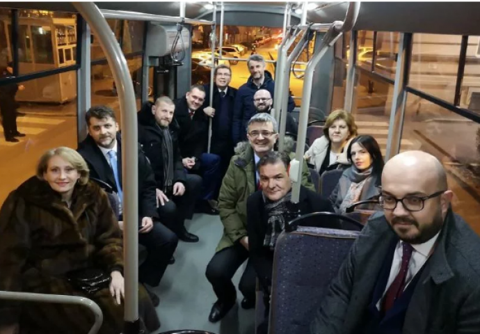 Političari autobusom stigli na otvorenje EYOF-a