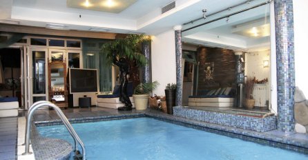 OVO JE VILA POZNATOG FOLK PARA: Svako ima svoj sprat, BAZEN usred DNEVNOG BORAVKA, a tek kad vidite KUPATILO (FOTO)